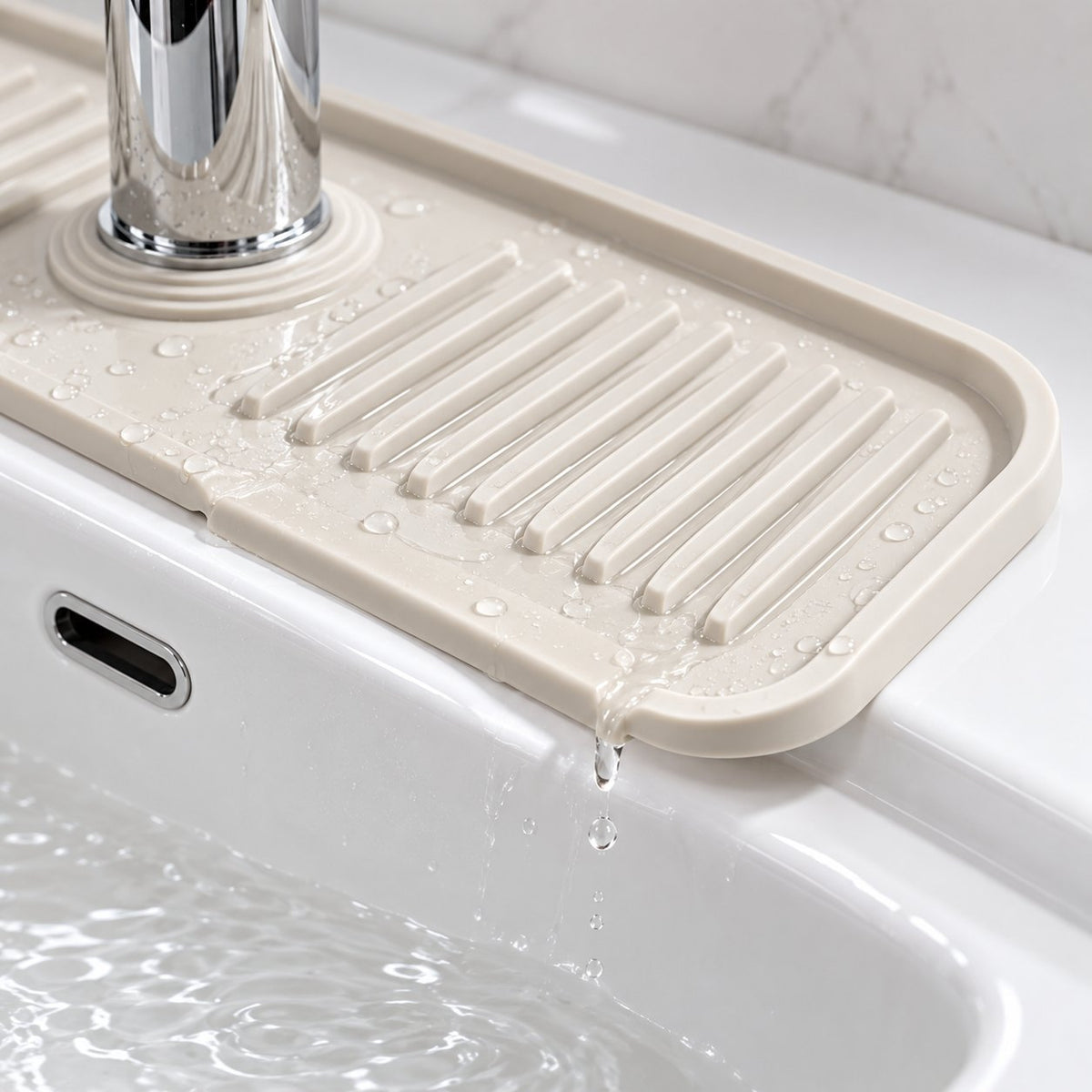 Illustration of the faucet mat outlet aligned toward the sink basin