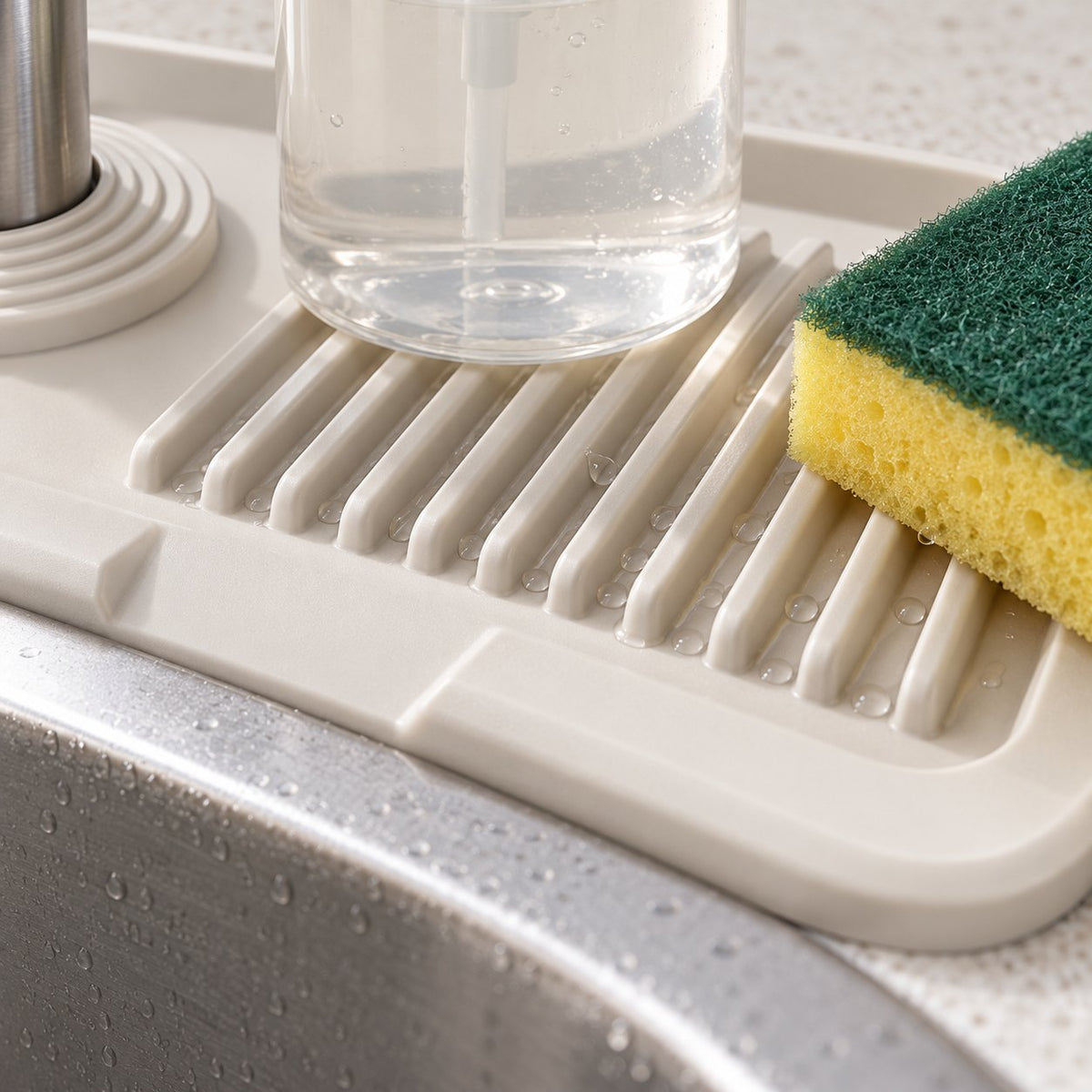 Close view of raised ribs supporting small sink-side items