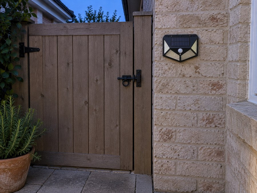 The same side gate with the wall light off